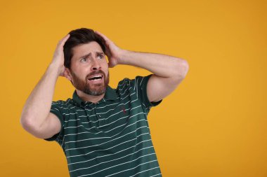 Sarı arkaplanda şaşırmış bir adamın portresi, metin için boşluk