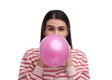 Beyaz arka planda pembe balon şişiren kadın