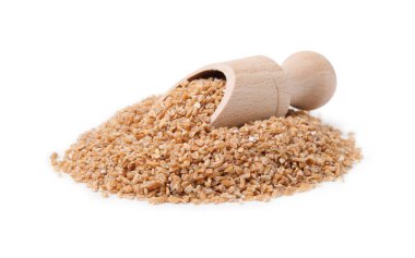 Kuru buğday yığını homurdanıyor ve kepçe beyaz üzerine izole edilmiş.