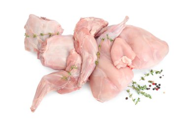 Beyaz manzaralı taze çiğ tavşan eti ve baharatlar.