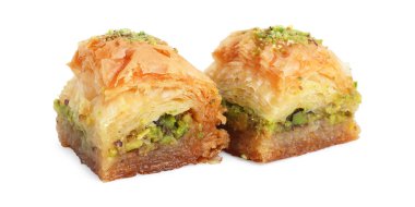 Beyaza izole edilmiş doğranmış fındıklı enfes taze baklava. Doğu tatlıları