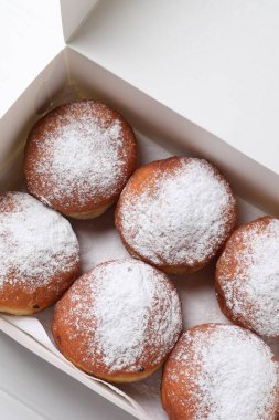 Masanın üstünde nefis çörekler var.