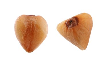 İki çiğ karabuğday tanesi beyaza izole edilmiş.