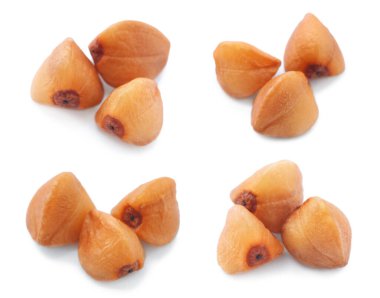 Çiğ karabuğday taneleri beyaz üzerine izole edilmiş.