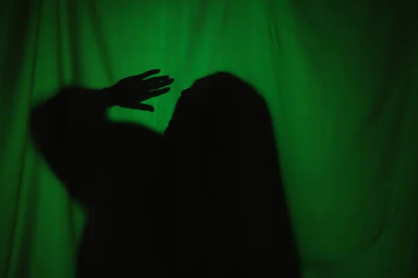 Silhouette Fantôme Effrayant Derrière Tissu Vert Foncé — Photo