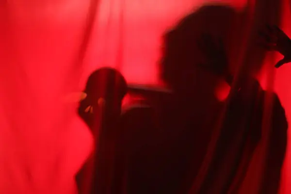 Silhouette Fantôme Effrayant Avec Crâne Derrière Tissu Rouge — Photo