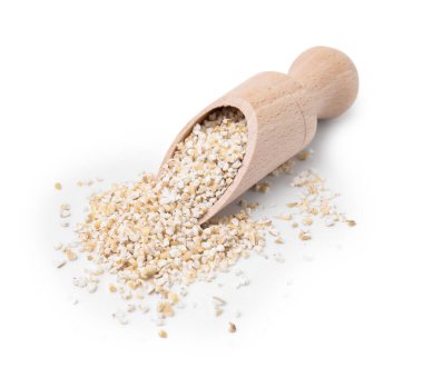 Çiğ arpa ağaçlarıyla dolu kepçeler beyazda izole edilmiş.