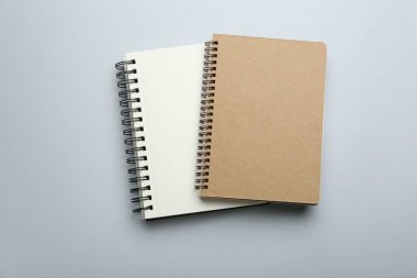 Açık gri arkaplan üzerine dizüstü bilgisayarlar, üst görünüm