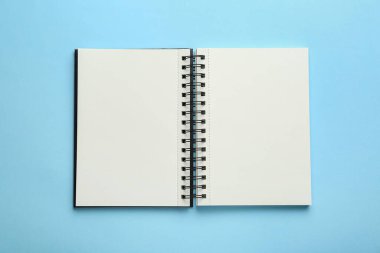 Açık mavi arkaplan, üst görünüm üzerine dizüstü aç