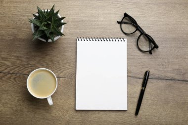 Tahta masada dizüstü bilgisayarı olan düz kompozisyon