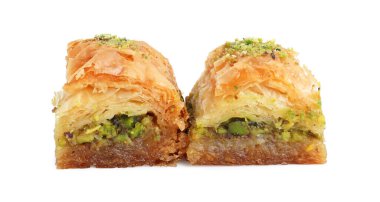 Beyaza izole edilmiş doğranmış fındıklı enfes taze baklava. Doğu tatlıları