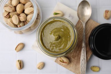 Fıstık ezmeli krema ve fındıklı beyaz fayanslı masa, düz.