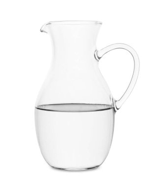 Beyaza izole edilmiş su dolu cam sürahi.