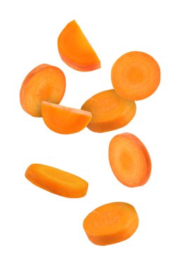 Beyaz arkaplana düşen taze havuç dilimleri