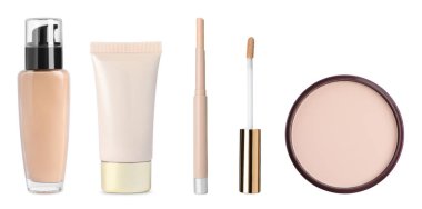 Yüz pudrası ve diğer makyaj ürünleri beyaz, set üzerinde izole