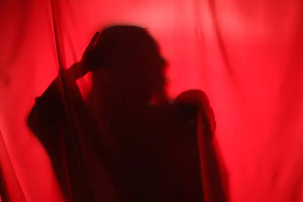 Silhouette Fantôme Effrayant Avec Crâne Derrière Tissu Rouge Espace Pour — Photo