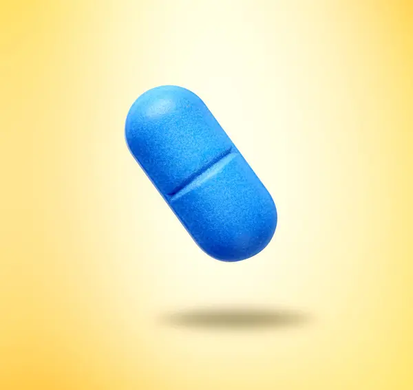 Sarı Arkaplanda Mavi Vitamin Hapı — Stok fotoğraf