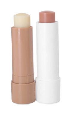 Beyaza izole edilmiş farklı dudak kremleri. Kozmetik ürünleri