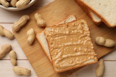 Fıstık ezmeli ve fındıklı leziz tostlar.