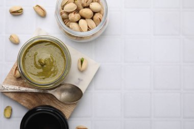 Fıstık kremalı ve fındıklı beyaz fayanslı masa, düz. Metin için boşluk