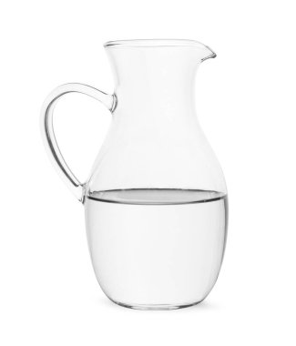 Beyaza izole edilmiş su dolu cam sürahi.