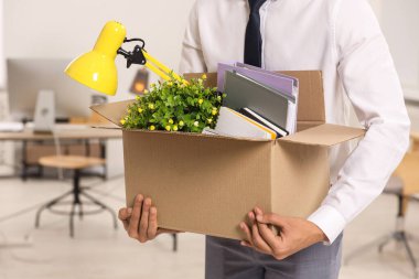 İşsizlik sorunu var. Ofisinde kişisel eşyaları olan bir adam, yakın plan.