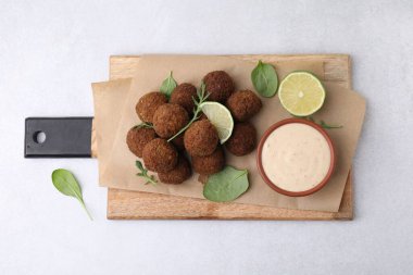 Işık masasında servis edilen nefis falafel topları.
