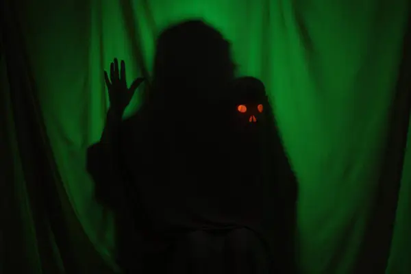 Silhouette Fantôme Effrayant Avec Crâne Derrière Tissu Vert Foncé — Photo