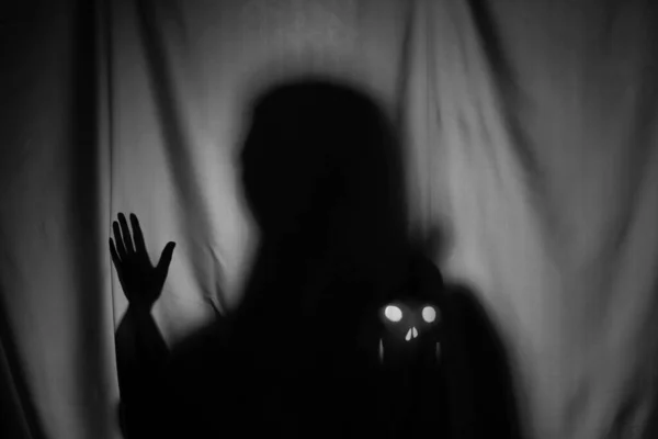 Silhouette Fantôme Effrayant Avec Crâne Derrière Tissu Gris — Photo