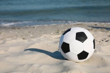 Plajda futbol topu, mesaj için boşluk. Futbol ekipmanları