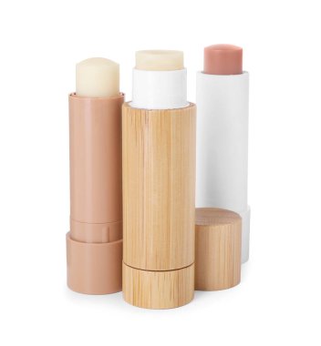 Beyaza izole edilmiş farklı dudak kremleri. Kozmetik ürünleri