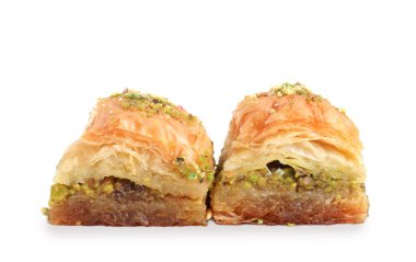 Beyaza izole edilmiş doğranmış fındıklı enfes taze baklava. Doğu tatlıları