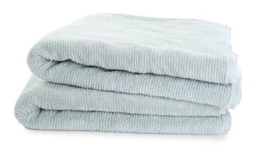 Yumuşak katlanmış terry havlular beyazda izole edilmiş.