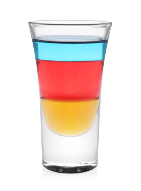 Bardaktaki nişancı beyaz bardakta izole edilmiş. Alkol iç.