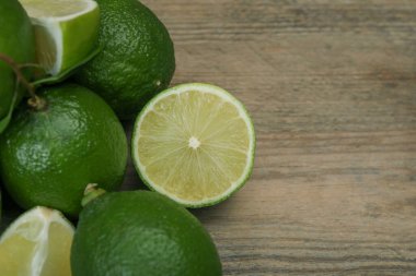 Tahta masadaki taze limon yığını, yakın plan. Metin için boşluk