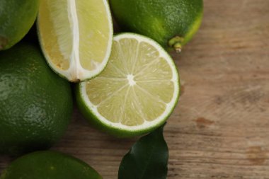 Tahta masadaki taze limon yığını, yakın plan.