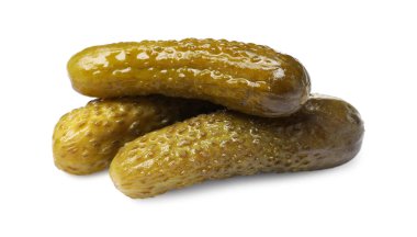 Beyaz üzerine izole edilmiş lezzetli salatalık salatalığı yığını