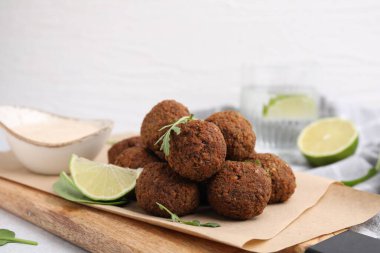 Nefis falafel topları, roka, limon ve sos.