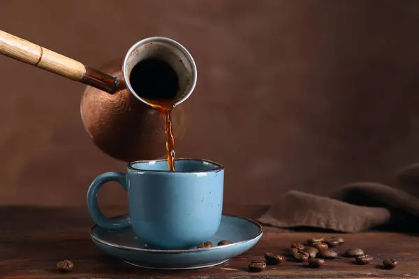 Turkse Koffie Giet Gebrouwen Drank Van Cezve Beker Aan Houten — Stockfoto