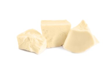 Beyaz izole lezzetli çikolata parçaları