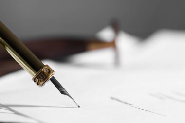 Dolma kalem, yakın çekim ve metin için boşluk ile belgeye yazılıyor. Noter sözleşmesi