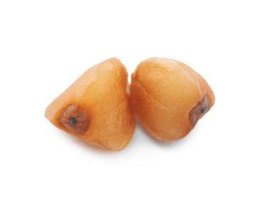 Beyaz, makro manzaralı iki karabuğday tohumu.