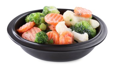 Farklı donmuş sebzelerin karışımı beyaz kasede izole edilmiş.