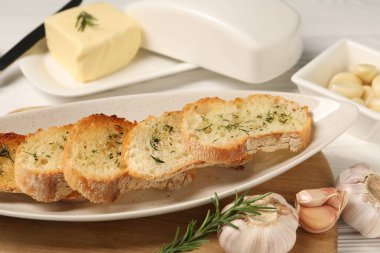 Beyaz masada servis edilen sarımsaklı ve dereotlu baget.