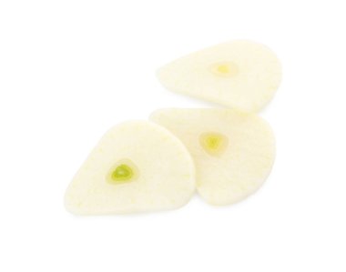 Beyaz üzerine izole edilmiş taze sarımsak parçaları.