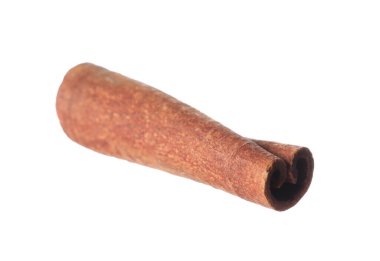 Beyaz üzerine izole edilmiş bir aromatik tarçın çubuğu.