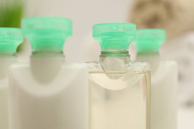 Bulanık arka planda mini kozmetik ürünleri, yakın plan.