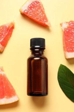 Soluk sarı arka planda greyfurt esaslı düz bileşim