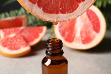 Meyve suyundan şişeye damlayan greyfurt suyu.