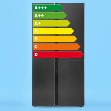 Açık mavi arkaplanda enerji verimliliği derecelendirme etiketi ve buzdolabı